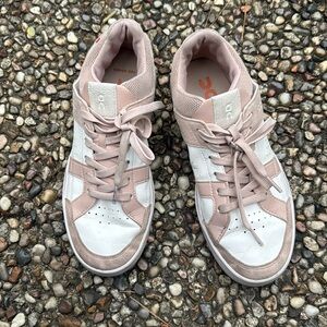 On THE ROGER Clubhouse Tennis sneaker